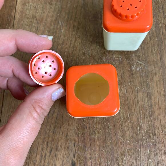 Vintage Retro Sterlite Plastic Orange Butterfly Salt & Pepper Shakers - Picture 7 of 7